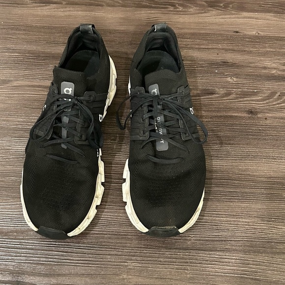 On Running Men\'s Black and White Athletic Shoes main image 2
